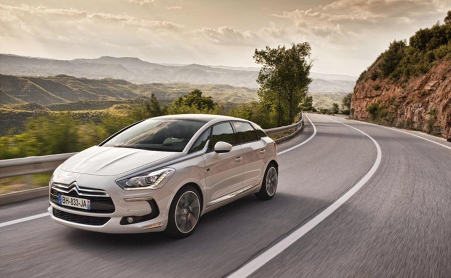 NEW CITROËN DS5: DARING, RADICAL & ASSERTIVE